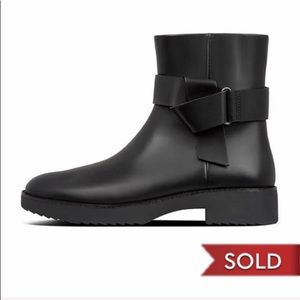 NIB Fitflop Blk Knot Leather Ankle Bootie Size 8